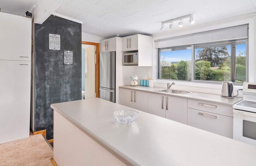 Motuoapa Cottage | Family-Friendly Lake House in Beautiful Taupo