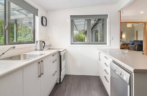 Motuoapa Cottage | Family-Friendly Lake House in Beautiful Taupo
