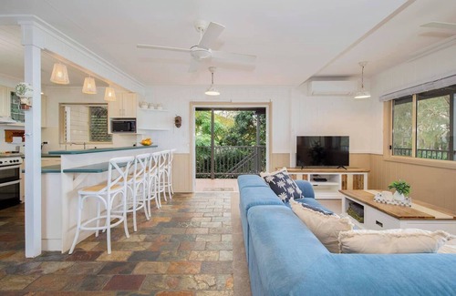 Tuggerawong House | The Lake House Waterfront Haven with Granny Flat