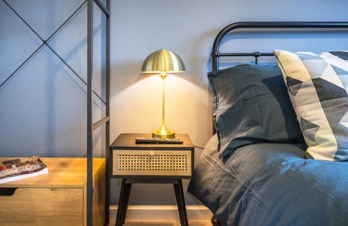 Becontree Apartment | Discover The Lake Hub: Family-Friendly Retreat with High Ratings