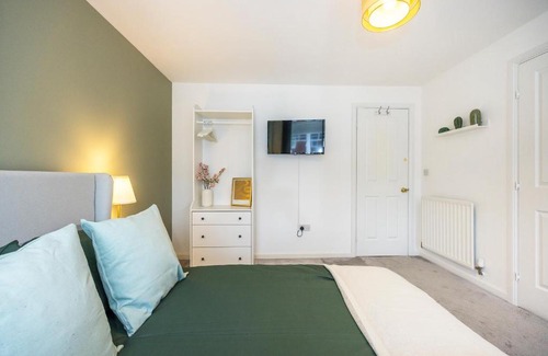Becontree Apartment | Discover The Lake Hub: Family-Friendly Retreat with High Ratings