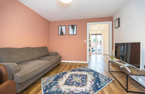 Becontree Apartment | Discover The Lake Hub: Family-Friendly Retreat with High Ratings