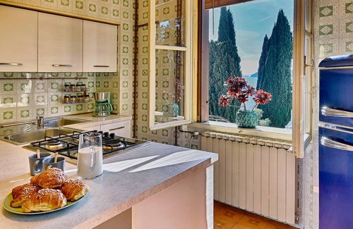 Salo Villa | Discover Frontlake Villa & Park: A Pet-Friendly Retreat