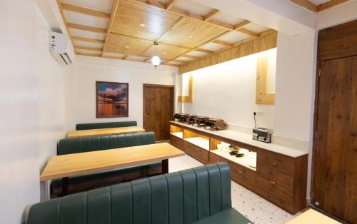 Kalighat Hotel | Budget-Friendly Stay at The Lake Palm Hotel with Dining Options
