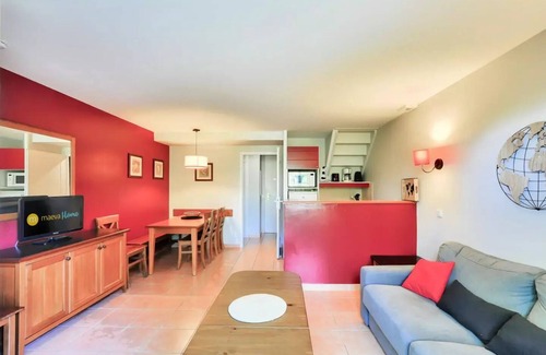 Monflanquin Villa | Escape to The Lake Residence: 4 Room House for 8 Guests