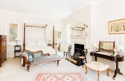 Kemerton Bed & Breakfast | Guest Rated 10/10: The Lake Room at Upper Court Manor