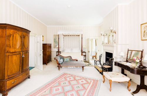 Kemerton Bed & Breakfast | Guest Rated 10/10: The Lake Room at Upper Court Manor