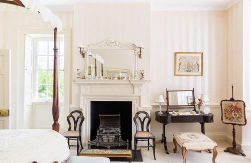 Kemerton Bed & Breakfast | Guest Rated 10/10: The Lake Room at Upper Court Manor