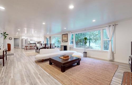 Snoqualmie House | Discover The Lake's Hidden Gem: Family-Friendly Retreat