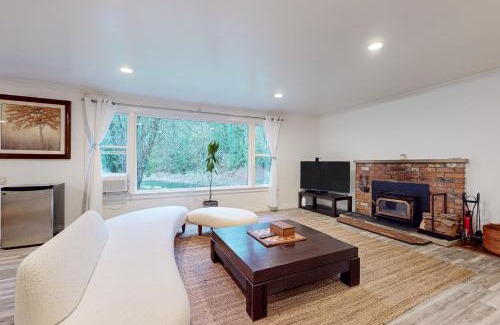 Snoqualmie House | Discover The Lake's Hidden Gem: Family-Friendly Retreat