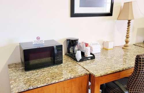 Winnsboro House | Cozy Lake Store Lodging Room with Pool & Ocean Views