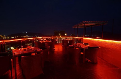 Shavri Colony Hotel | Discover The Lake View Palace: Family-Friendly Getaway