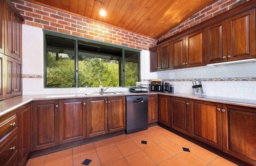 Coomba Park House | Lakehouse Retreat: Sleeps 12, Pet-Friendly & Scenic Views
