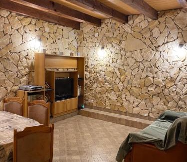 Taut House | Relax at The LakeHouse Tauț - Family & Pet Friendly Retreat