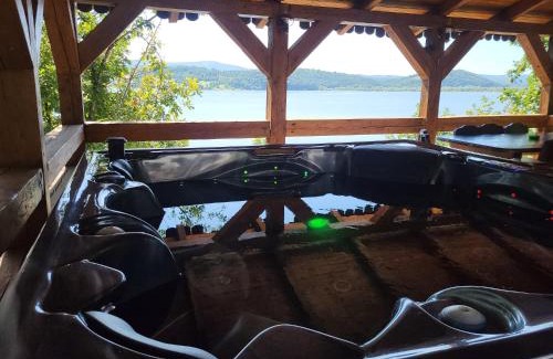 Taut House | Relax at The LakeHouse Tauț - Family & Pet Friendly Retreat
