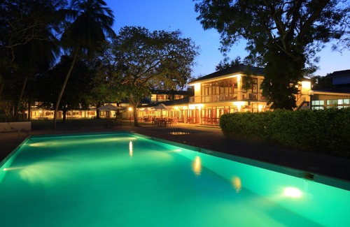 New Town Hotel | Relaxing Retreat at The Lakeside with Pool & Breakfast