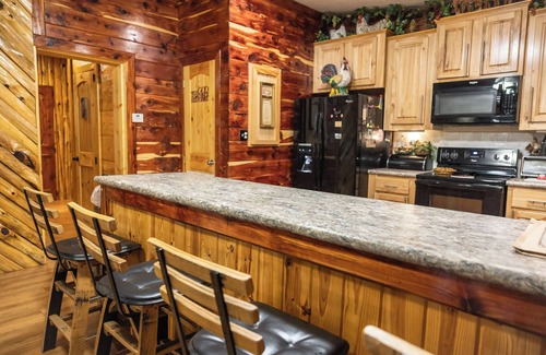 Bullard House | The Lakeside Lodge On 3 Acres - Sleeps 20 - 1 Minute Walk to Lake - Pet Friendly