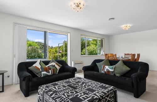 Tauranga House | The Lakeside - Tauranga Holiday Home