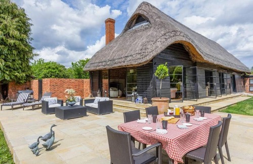 Playhatch House | Scenic Retreat at The Lakeside Viewing Gallery