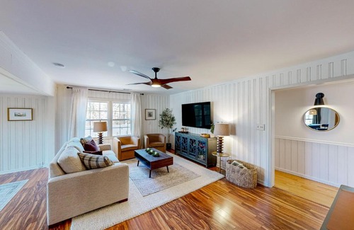 Buford House | Experience The Lakeway House: Pet & Child Friendly Retreat