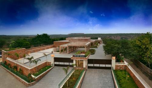Faridabad Hotel | Relaxing Stay at The Lalit Mangar with Spa & Pool Access