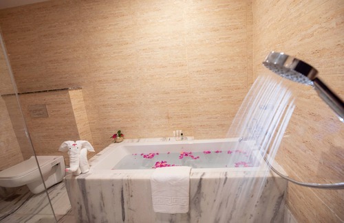 Mathura Hotel | Discover The Lalita Grand: Family-Friendly 4-Star Retreat