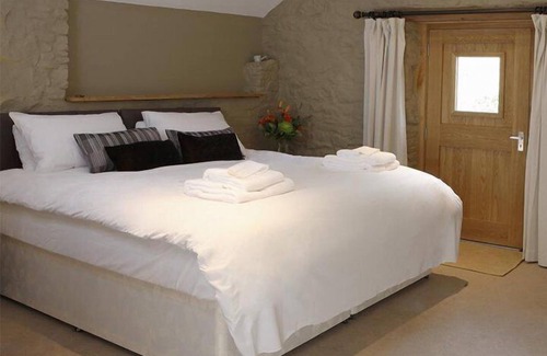 Sandford Hotel | The Lamb Inn: 4-Star Retreat with Family-Friendly Dining