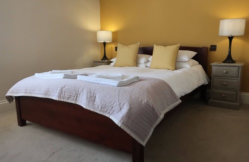 Sandford Hotel | The Lamb Inn: 4-Star Retreat with Family-Friendly Dining