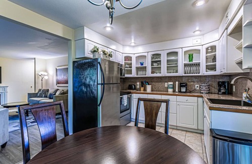 North End Condo | Experience The Lanai: Top-Rated Stay with Large Balcony