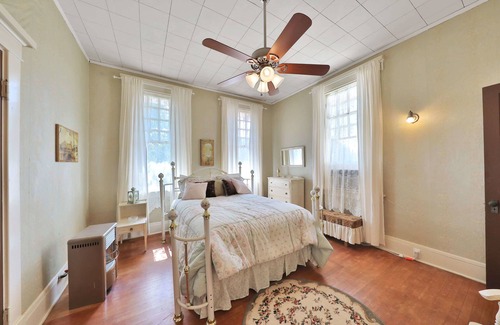 Gainesville Bed & Breakfast | Experience The Lancaster Manor B&B with Pool & Spa