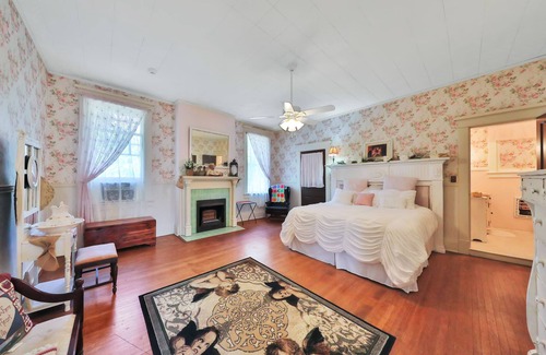 Gainesville Bed & Breakfast | Experience The Lancaster Manor B&B with Pool & Spa