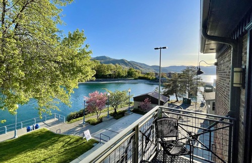 Chelan Condo | Cozy Landing 206 Queen Suite with Jetted Tub & Kitchen