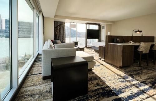 Pittsburgh Hotel | Premier Comfort at The Landing Hotel, Rivers Casino Pittsburgh