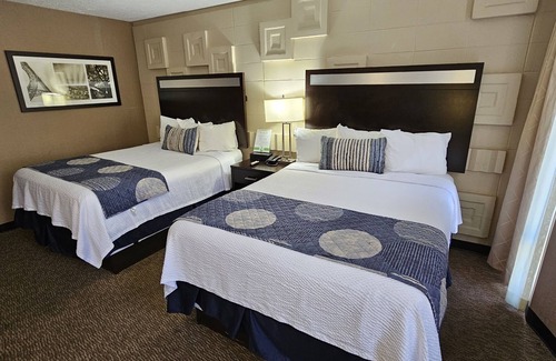 Pikeville Hotel | Discover Comfort at The Landmark Hotel with Pool & Dining