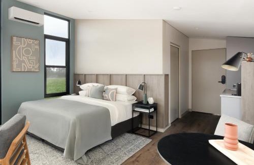 Pokolbin Hotel | Discover The Lane Retreat: Family-Friendly with Pool Access