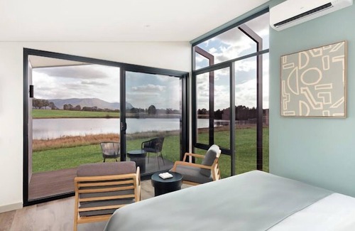Pokolbin Hotel | Relax at The Lane Retreat: Guest Rated 9.8 with Pool & Breakfast
