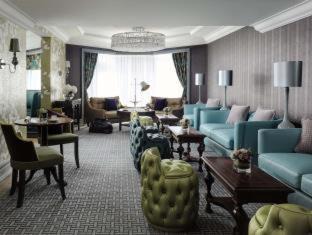 Tsim Sha Tsui Hotel | Elegant Retreat at The Langham Hong Kong: Pet Friendly & Pool