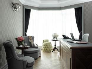 Tsim Sha Tsui Hotel | Elegant Retreat at The Langham Hong Kong: Pet Friendly & Pool