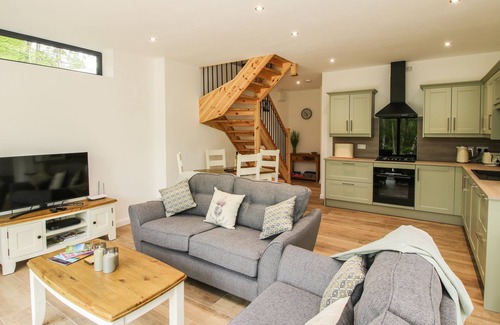 Newcastle-on-Clun Cottage | Cozy Larches: Pet-Friendly Retreat with Open Fire in Clun