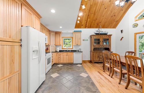 Nottingham House | Memorable Waterfront Retreat on Pawtuckaway Lake