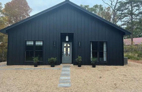 Elizabeth Cottage | Lakeview Retreat at The Lark Haus - Guest Rated 10/10