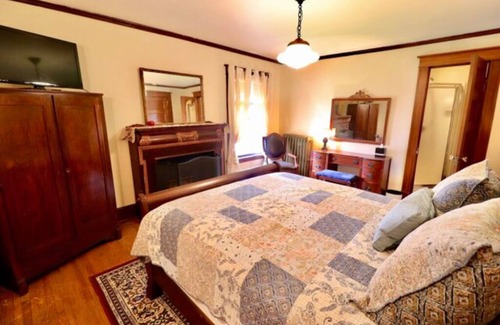 Downtown Niagara Falls Bed & Breakfast | Guest Rated: The Larke Room with Queen Bed Awaits You