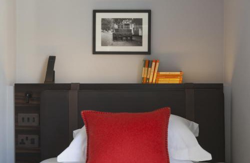 Pembridge Hotel | Elegant The Laslett: 5-Star Stay with Pet-Friendly Perks