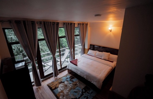 Listikot Other | Relax at The Last Resort: Pool, Spa & Family-Friendly Fun