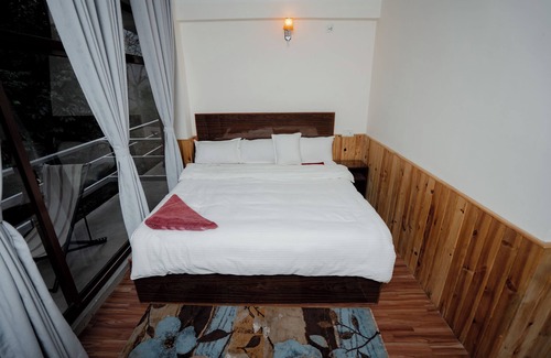 Listikot Other | Relax at The Last Resort: Pool, Spa & Family-Friendly Fun