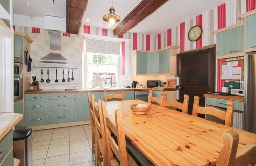 Bishops Castle Cottage | Discover The Laurels: Family-Friendly & Pet Welcoming Stay