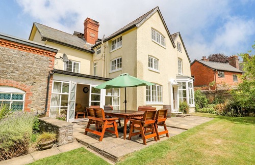 Bishops Castle Cottage | Discover The Laurels: Family-Friendly & Pet Welcoming Stay