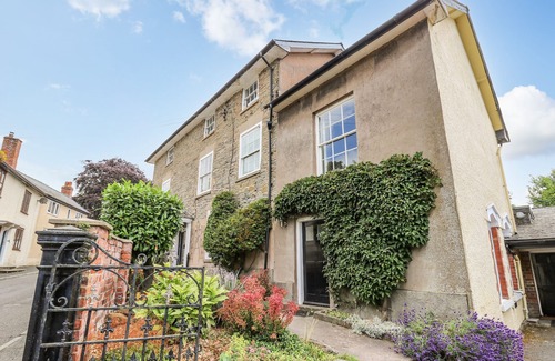 Bishops Castle Cottage | Relax at The Laurels: Pet-Friendly Retreat in Bishop's Castle