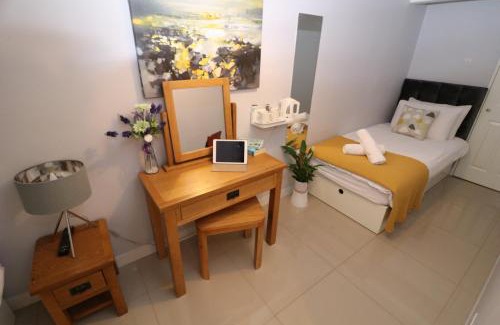 Bracknell House | Budget-Friendly Escape at The Lavenders with Breakfast & Kitchen
