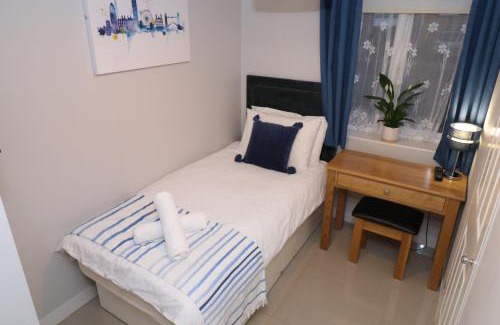 Bracknell House | Budget-Friendly Escape at The Lavenders with Breakfast & Kitchen
